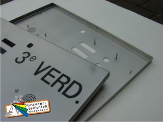 RVS belpaneel met draadstangetjes aan de achterkant 